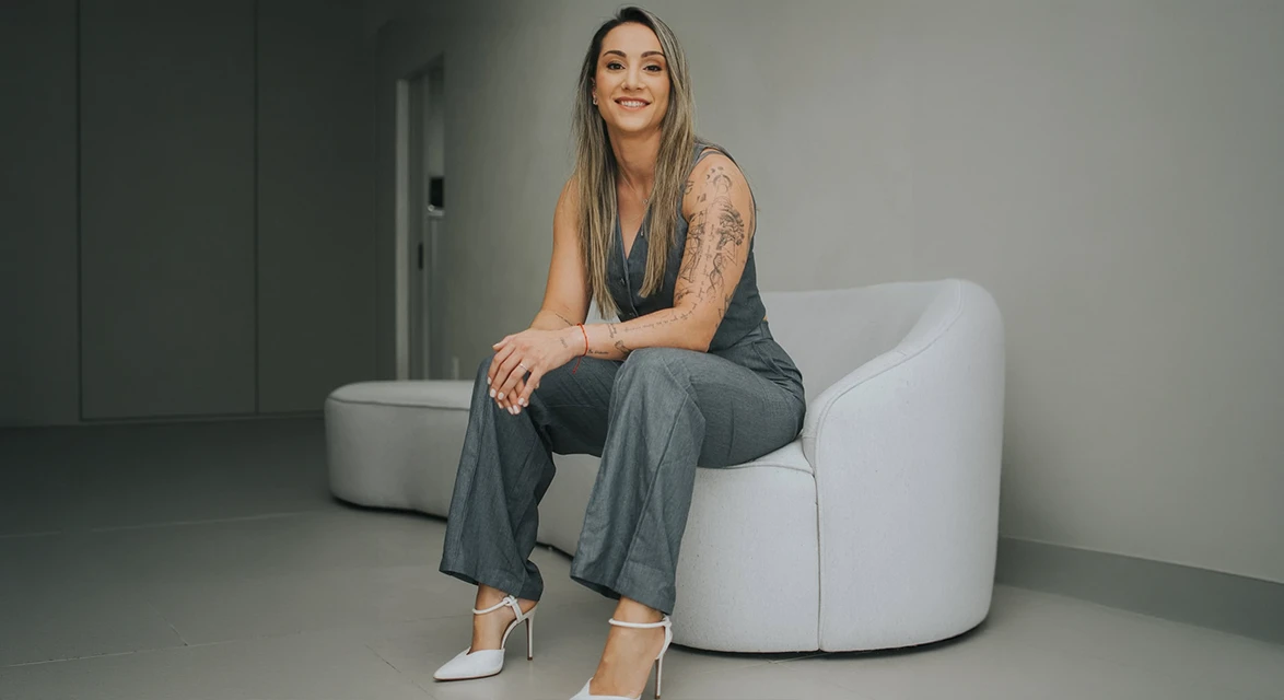 Dra. Thais Fonseca em momento casual no consultório